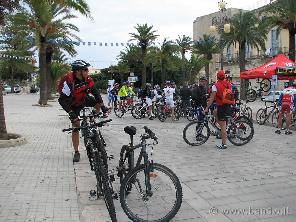 3° Raduno 0057.JPG - Arrivo in piazza e vado a salutare qualche amico