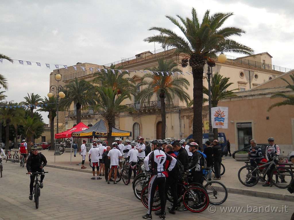 DSCN8364.JPG - Pronti per la partenza da Piazza della Rimembranza a Pozzallo