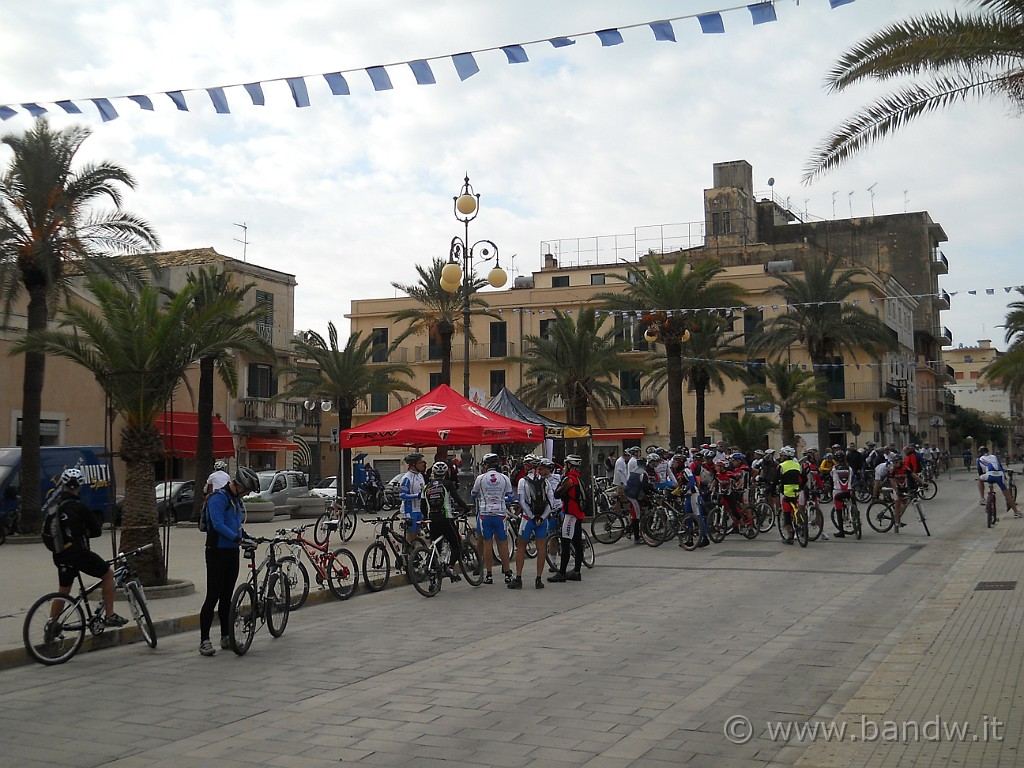 DSCN8366.JPG - Pronti per la partenza da Piazza della Rimembranza a Pozzallo