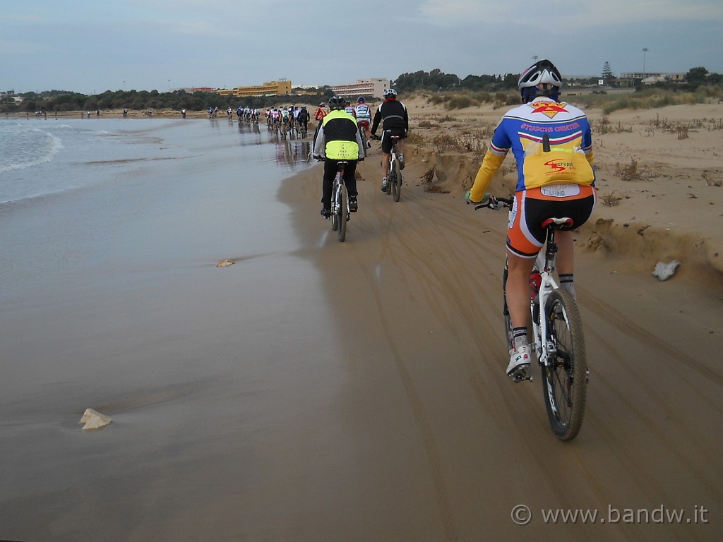 DSCN8375.JPG - ............pedalare nella spiaggia di Maganuco ad Ispica