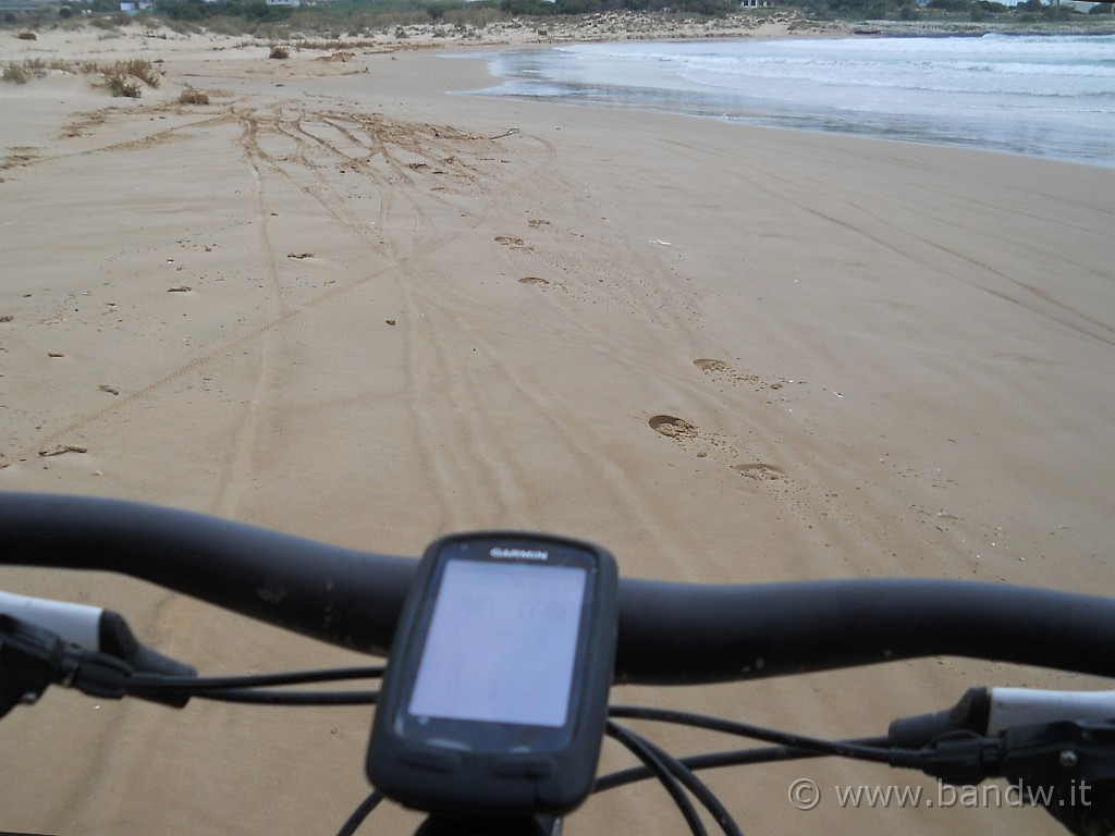 DSCN8409.JPG - Dopo aver lasciato Samperi, ritorniamo a pedalare nella spiaggia di Maganuco.......dannatamente controvento!!!!