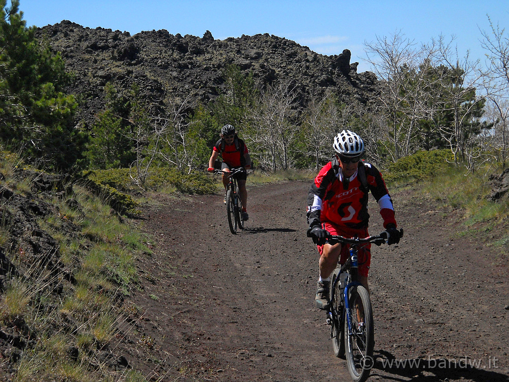 DSCN5008.JPG - Arriviamo nel punto più alto del giro, siamo a 1946 mt. s.l.m.