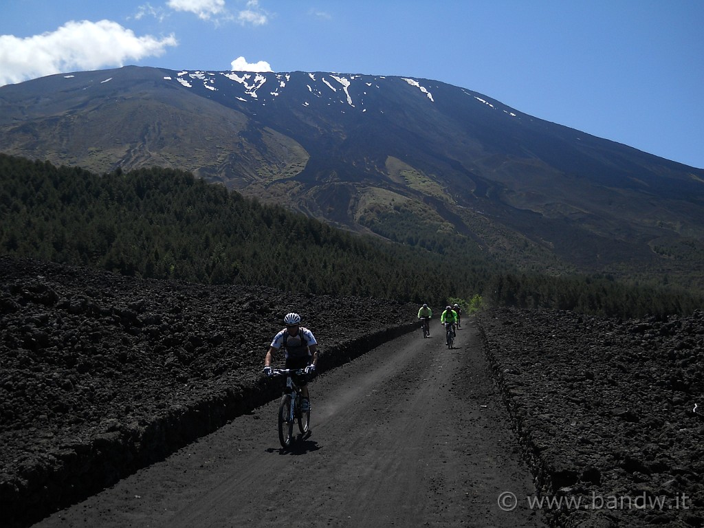 DSCN5015.JPG - Il paesaggio unico ci accompagna lungo il giro