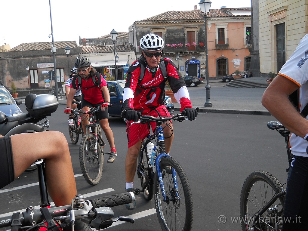 DSCN5078.JPG - Alle 16:19, dopo 74 km circa, arriviamo nuovamente a Nicolosi, luogo da cui siamo partiti con il pullman alle 09:30 della mattina