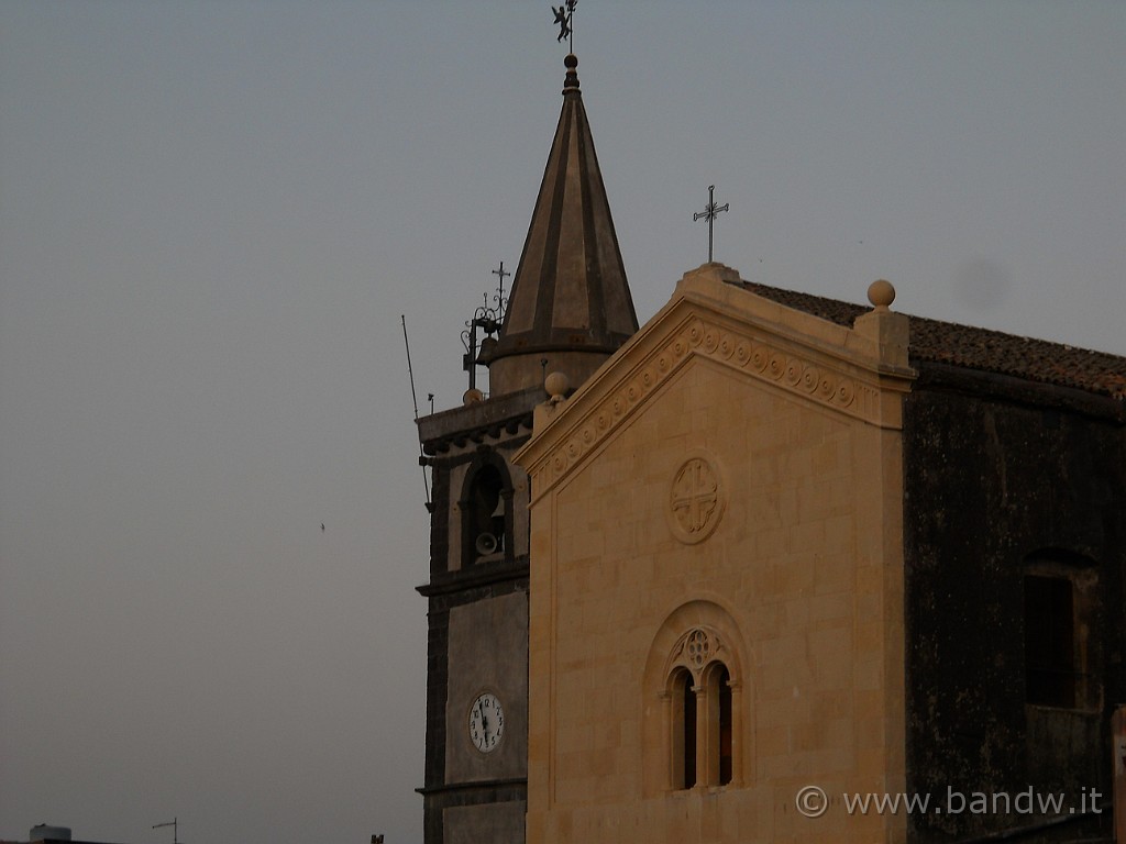 DSCN5586.JPG - In tempo sulla tabella di marcia. Sono le 5:57 e parto dalla piazza di Nicolosi