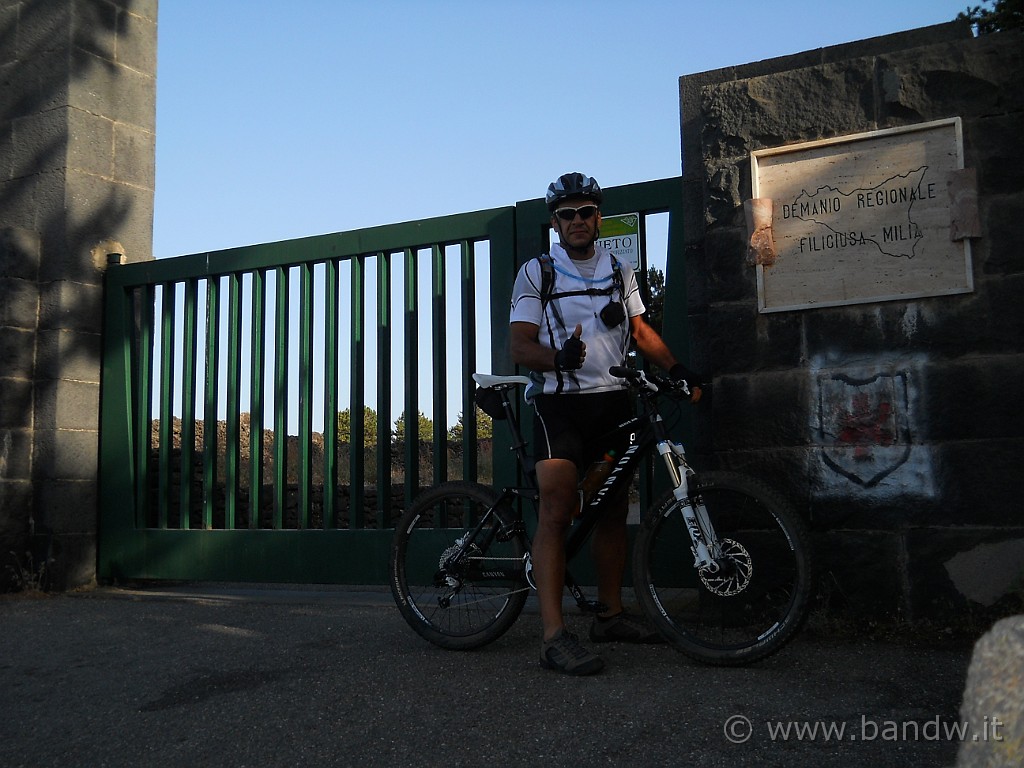 DSCN5587.JPG - Ore 07:43 - Varco il cancello dell'Altomontana