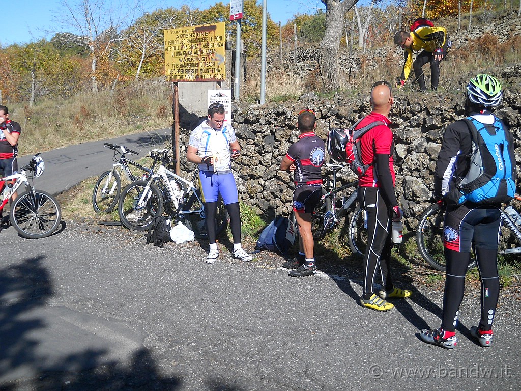 DSCN2117.JPG - sosta nei pressi di contrada Milia, da qui entriamo nel parco dell'Etna