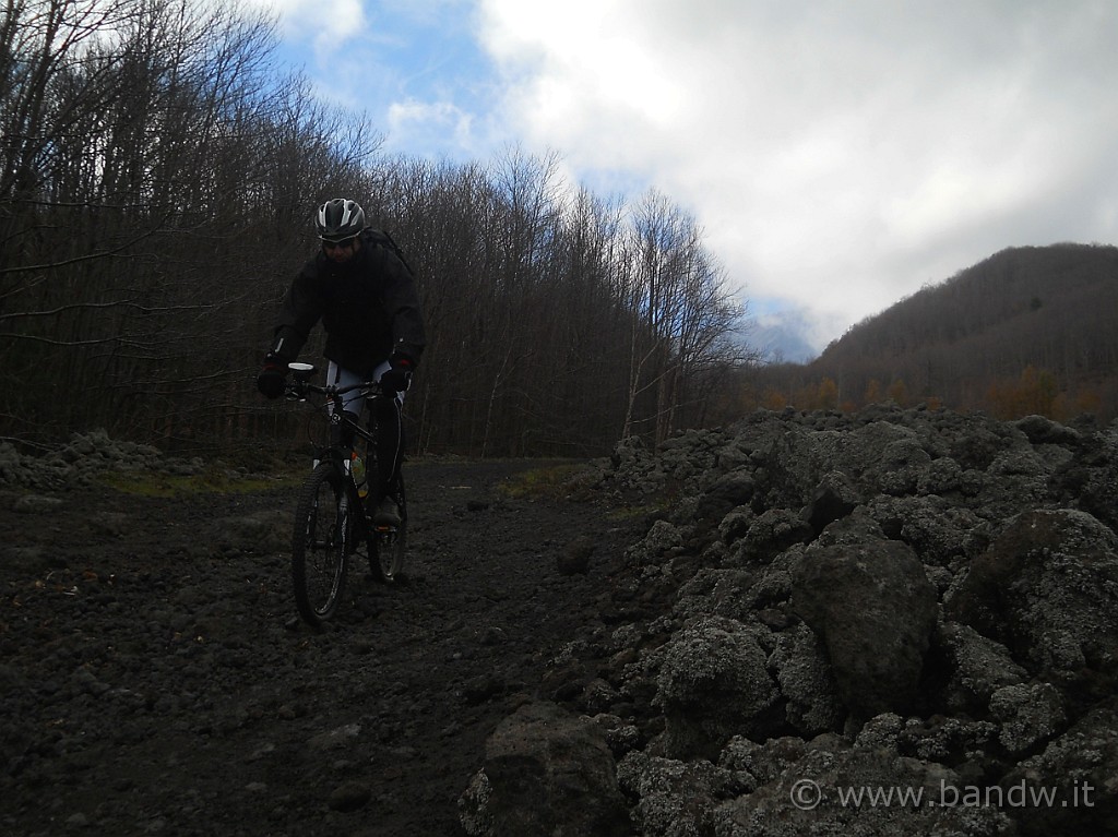 DSCN2658.JPG - Dopo aver girovagato per il Bosco della Cubania, ed essermi cambiato i vestiti inzuppati (perchè oggi sembra di essere in piena priomavera), non mi faccio mancare il solito sterrato su  lava vulcanica