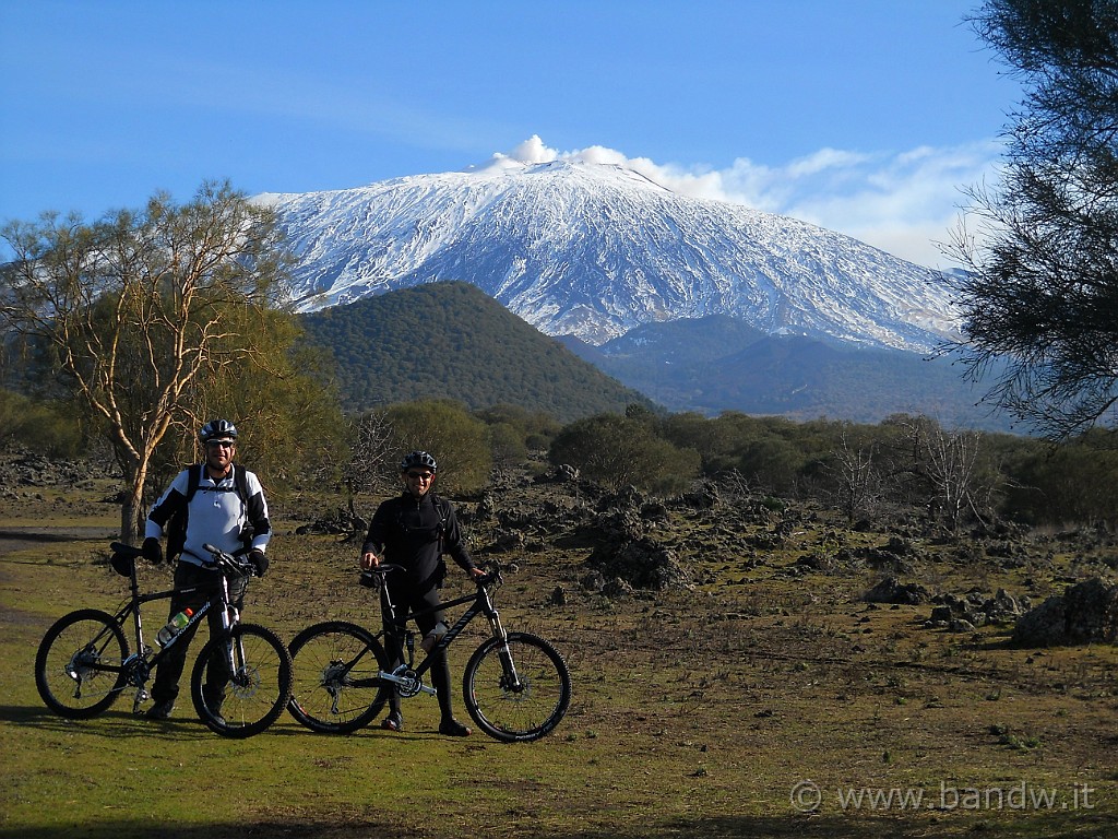 DSCN3146.JPG - Arriviamo a Piano dei Grilli, L'Etna è davvero splendida, quindi quale miglior occasione per autoimmortalarci!!