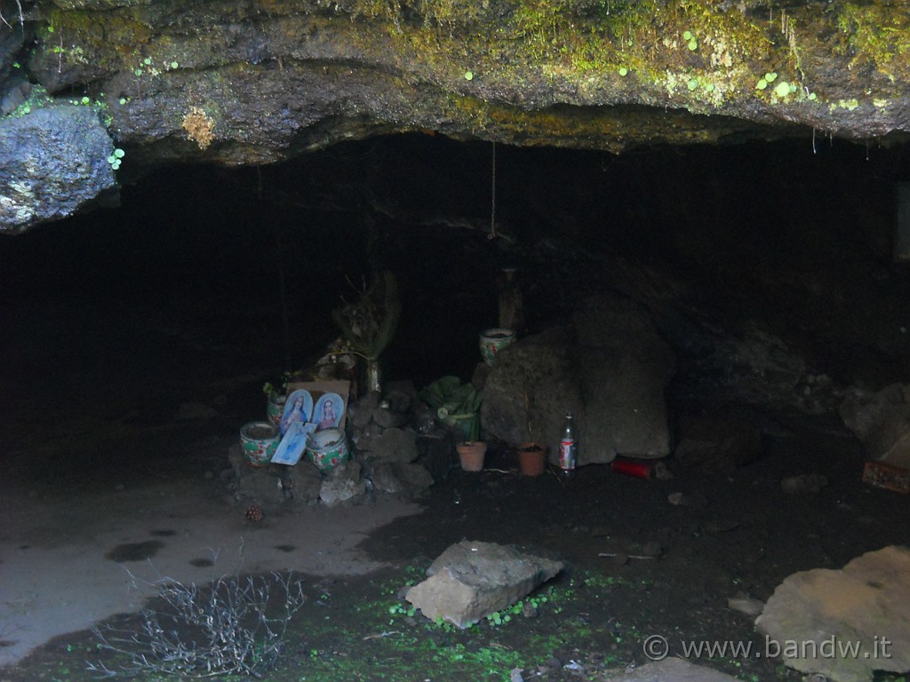 DSCN3210.JPG - La Grotta del Santo Nicola Politi, deve il su nome al patrono di Adrano, che, secondo la tradizione, visse in questo luogo dal 1134 al 1137. La grotta al suo interno ha una forma particolarmente complessa, essa si articola in diverse gallerie generalmente anguste ed in parte sovrapposte, che si sviluppano con pendenze differenti per una lunghezza complessiva di oltre 800 m. ma noi non ci accontetiamo  di visitare solo la prima parte, cioè quella d'ingresso