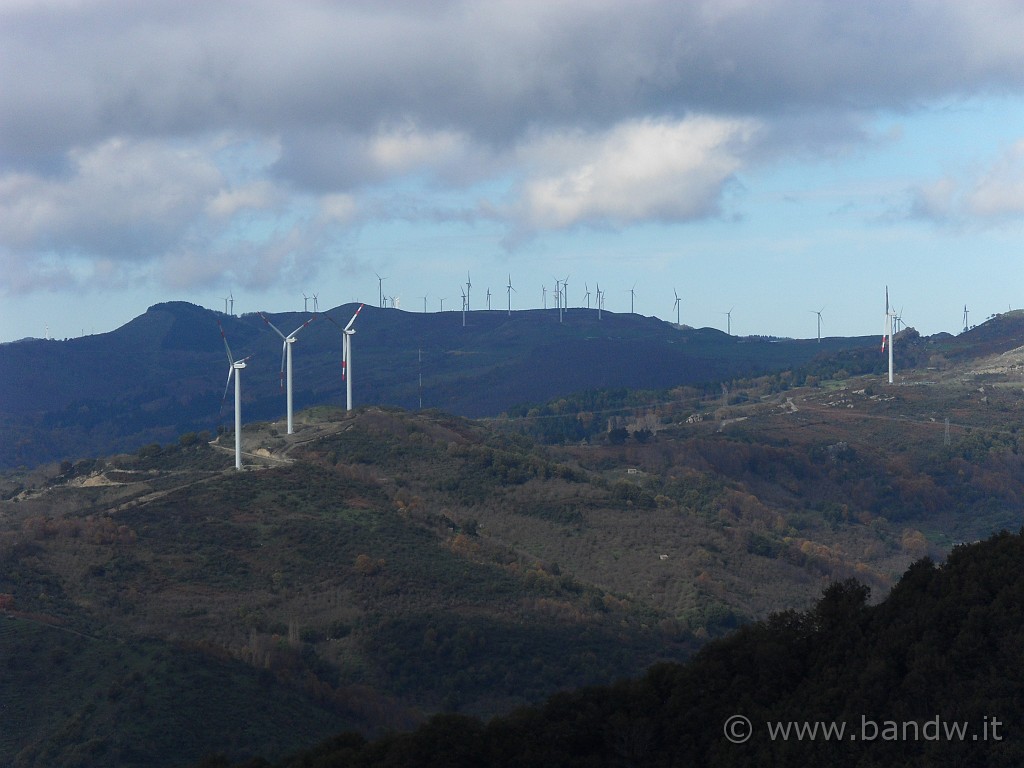 SDC10193.JPG - Ogni tanto il cielo schiarisce e questo ci permette di osservare il bellissimo panorama rovinato però da una moltitudine di pale eoliche assolutamente ferme