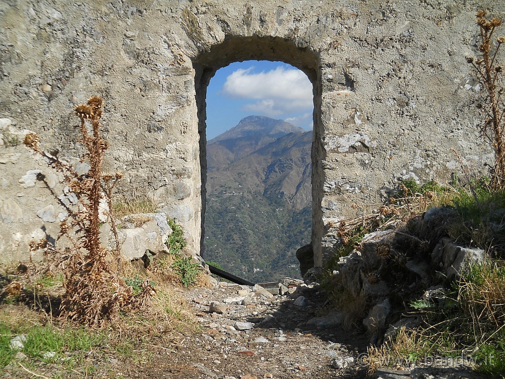 DSCN7801.JPG - La finestra su Monte Scuderi (prossimo obiettivo dell'tinerario che prestò farò molto presto)