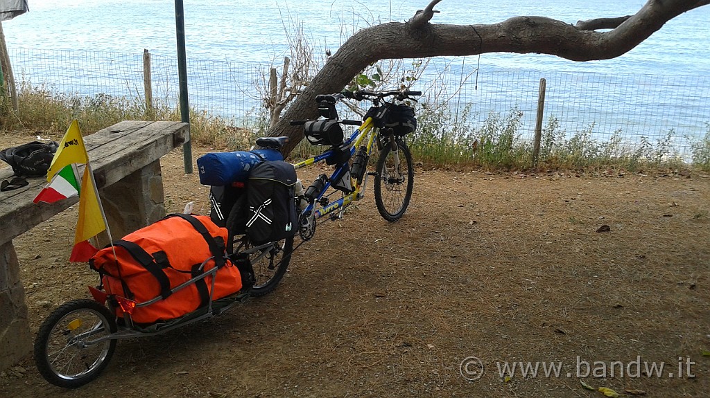 20130904_144533.jpg - Dopo 78 interminabili km, finalmente arriviamo al "Campin Lo Scoglio"