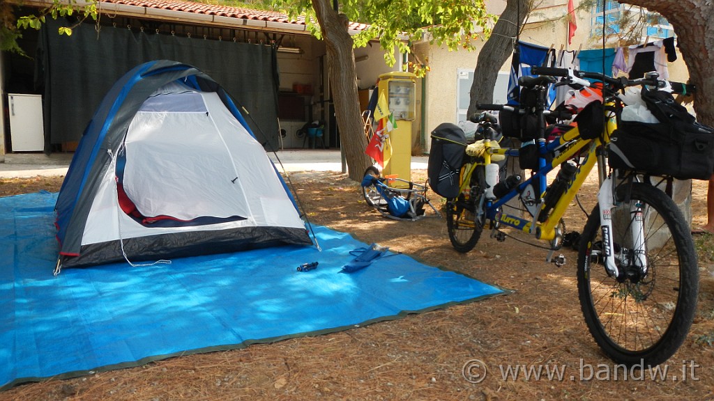 DSCN9530.JPG - Sistemazione al Camping Lo Scoglio