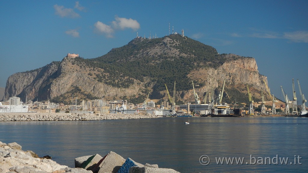 DSCN9603.JPG - Arriviamo a Palermo, davanti a noi Monte Pellegrino