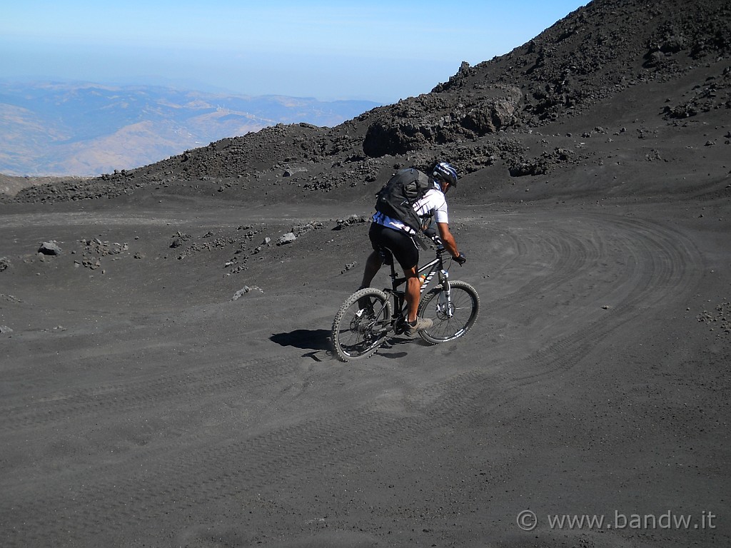 DSCN5916.JPG - Oltrepasso i 3100 mt ed inizio a scendere, il fondo morbido rende impegnativa la guida