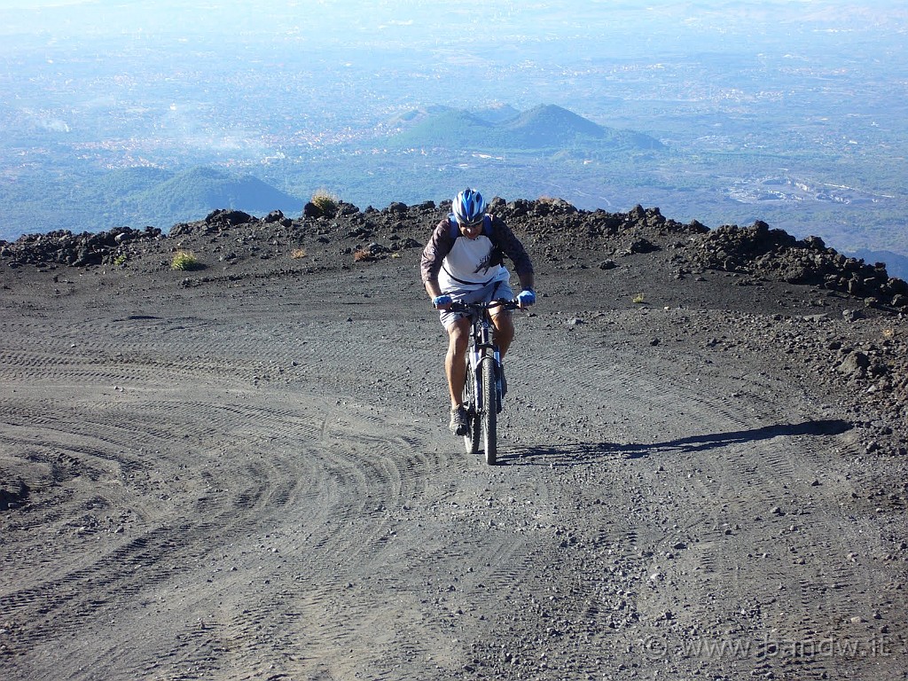 Etna-Torre_del_Filosofo2_013.JPG - l'amico Bandw si cimenta in una salita