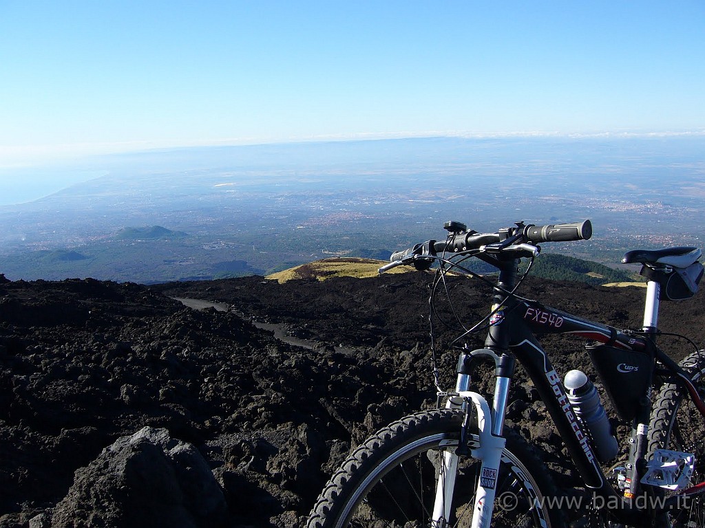 Etna-Torre_del_Filosofo2_022.JPG - la mia fida bike che mi porta fino in cima....