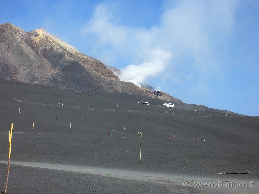 Etna-Torre_del_Filosofo2_089.JPG - la bocca nuova da dove l'Etna emette gas...