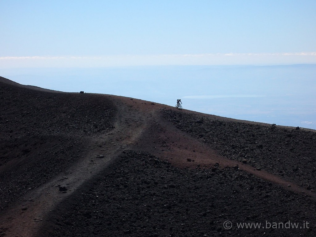 Etna-Torre_del_Filosofo2_171.JPG - percorrere i bordi del cratere del 2002