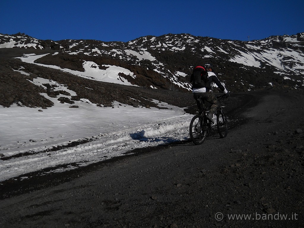 DSCN2938.JPG - Il sole mi costringe a spogliarmi e rivestirmi continuamente perché dove non c’è vento, potrei anche pedalare a maniche corte