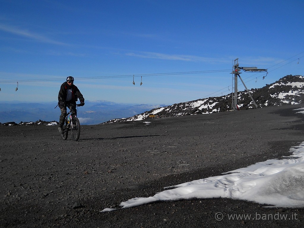 DSCN2942.JPG - ...........arrivo al capolinea della stazione della Funivia dell’Etna,