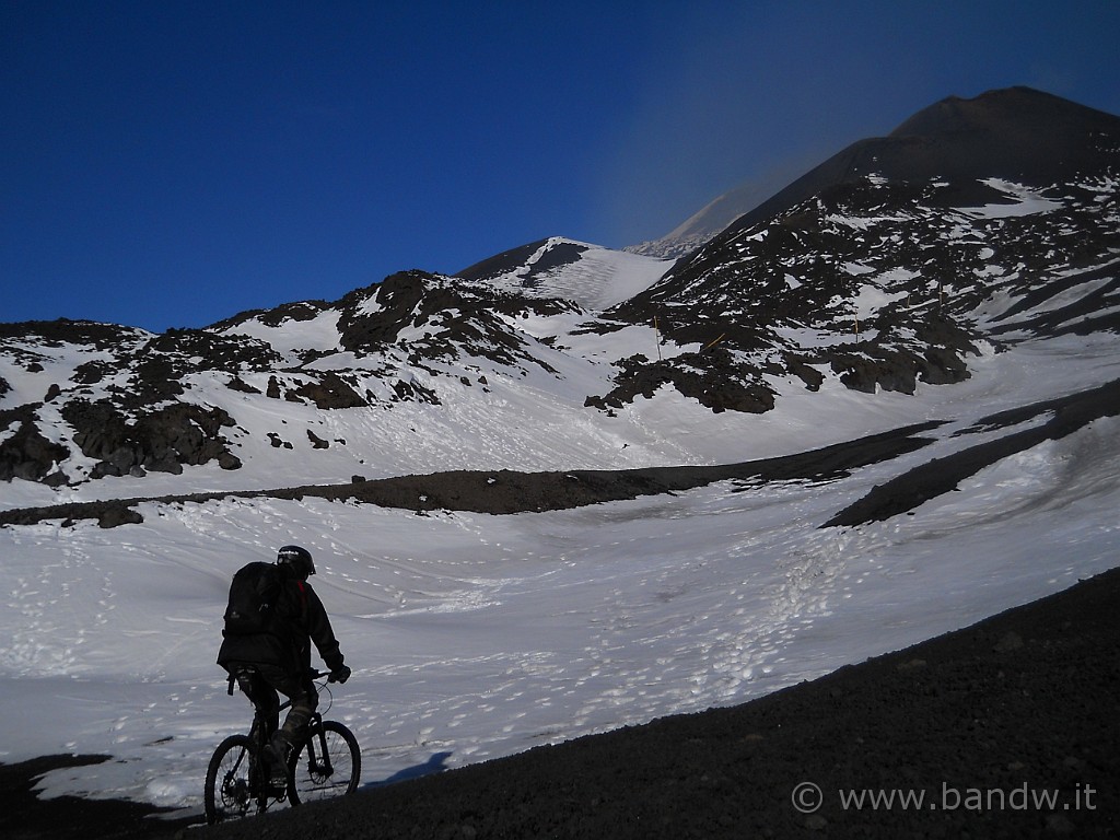 DSCN2945.JPG - Faccio una pausa spuntino molto breve e poi proseguo, ma subito dopo qualche centinaio di metri trovo la “strada” sbarrata dalla neve ghiacciata…..