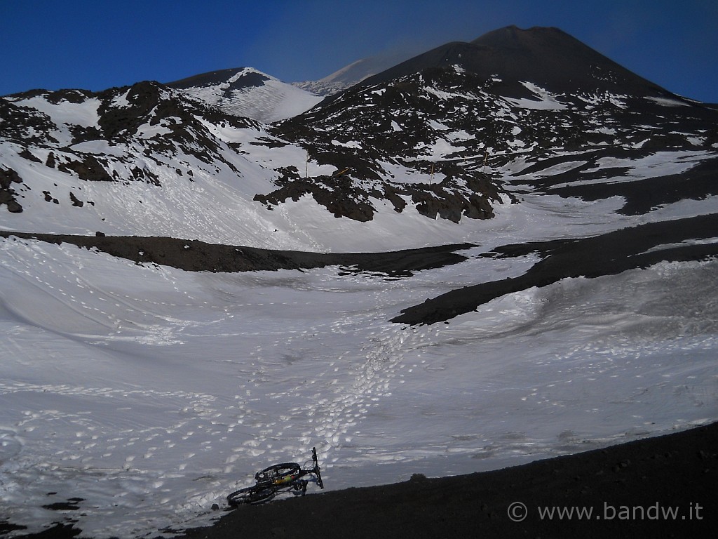 DSCN2946.JPG - ……quindi bici in spalla e proseguo, anche se in verità sono quasi tentato a tornare indietro, perchè pensavo che la strada fosse stata già “solcata” dai bus navetta della Funivia dell’Etna come apripista ma mi accorgo che non è così……