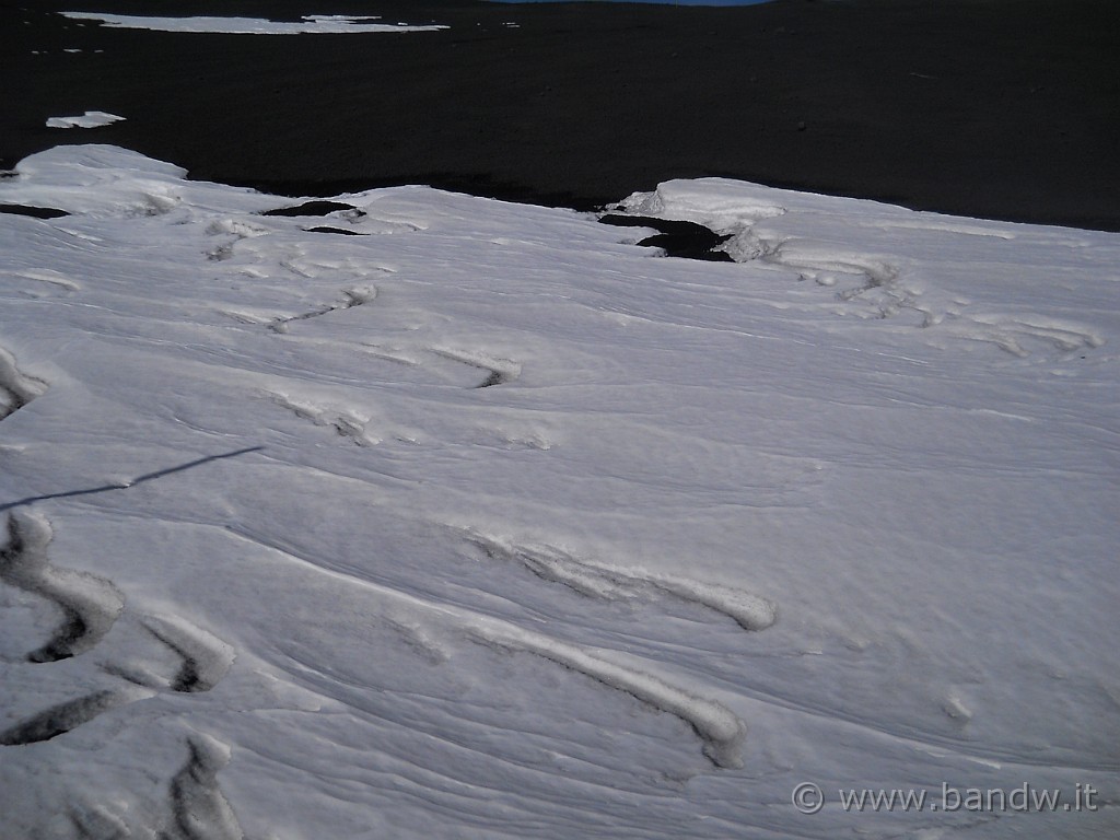 DSCN2948.JPG - Il vento ha scolpito queste sculture sulla neve ormai ghiacciata