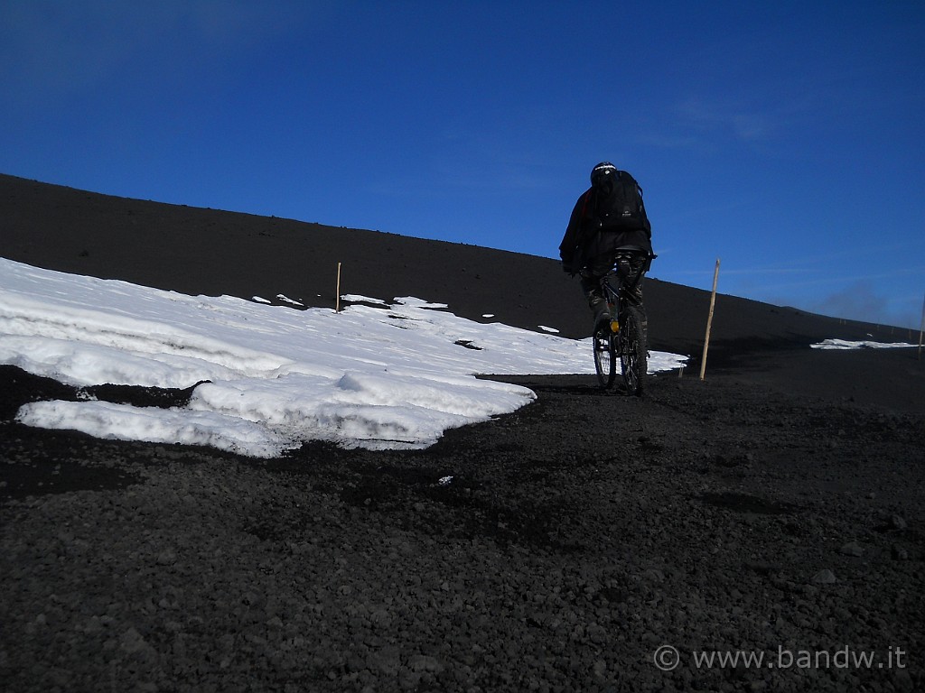 DSCN2951.JPG - Ogni tanto trovo la “carreggiata” occupata dalle neve, ma si trova sempre lo spazio per passare …..e immortalarmi con qualche autoscatto