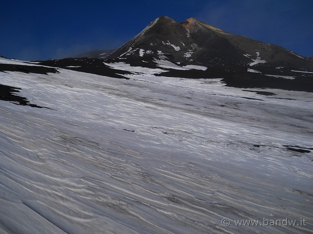 DSCN2958.JPG - Sono nuovamente tentato a tornare indietro, c’è anche moltissima puzza di zolfo…. ma l’enorme sensazione di pace ed il paesaggio circostante mi incoraggiano.........