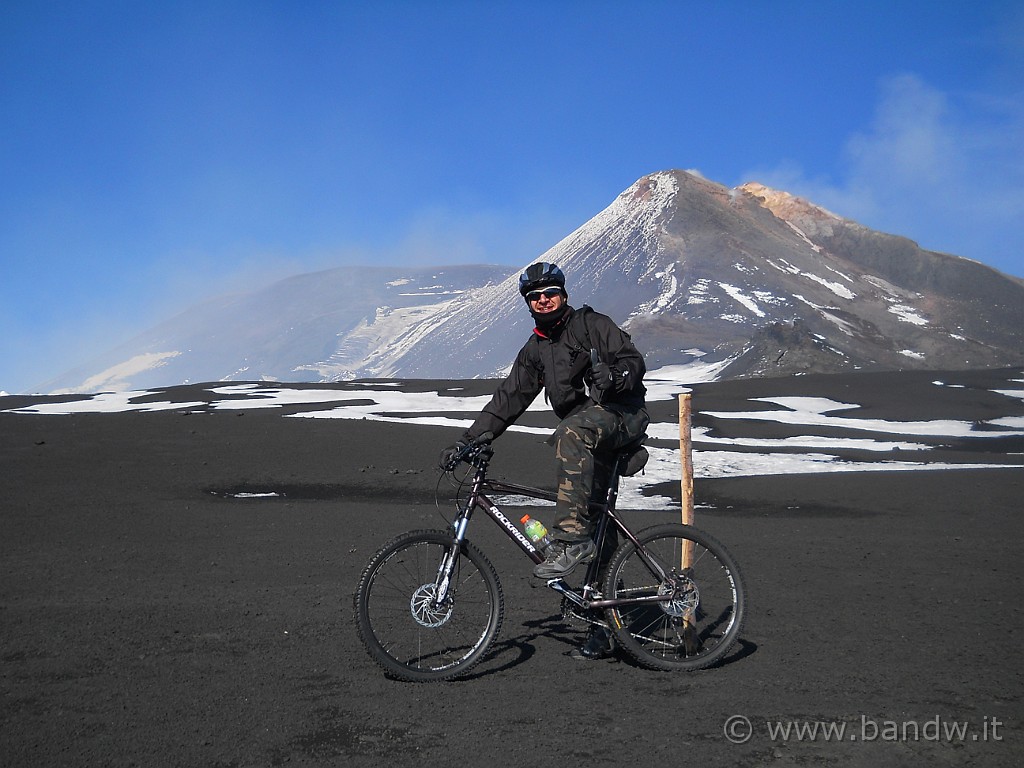 DSCN2960.JPG - .......... e cosi arrivo in località Torre del Filosofo a 2920 mt. Stavolta a differenza delle altre volte che sono salito fin quassù, non c’è proprio nessuno, è tutto deserto, ma all’improvviso si materializzano due cinesi, o almeno questi erano i tratti somatici che si intravedevano dietro il loro abbigliamento (mi chiedo, ma da dove venivano? Quando sono partito dal rifugio Sapienza era deserto, nessuno mi ha sorpassato lungo la strada, e non si intravedevano “orme di scarponi” recenti, avranno mica dormito quassù?? Comunque dopo mi dicono che venivano da Washington D.C. ), Mi faccio scattare una foto…..