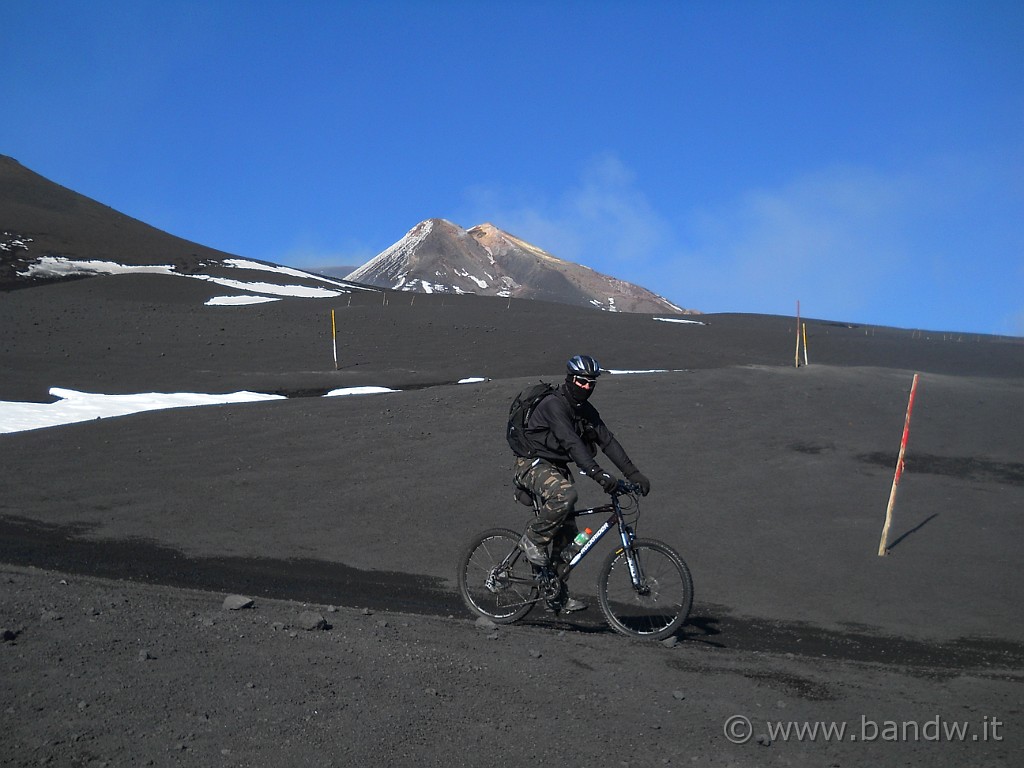 DSCN2966.JPG - La discesa scorre piacevolmente e stavolta, a differenza dell’estate, non c’è l’abbondante polvere alzata dai pulmini della Funivia dell’Etna e dal vento, ed il terreno comunque è abbastanza compatto in questo tratto più in alto, anche perché non sembra che sia stato attraversato da mezzi a motore da un bel po’ di tempo. Lungo il tragitto trovo altri turisti e mi faccio immortalare “beatamente”