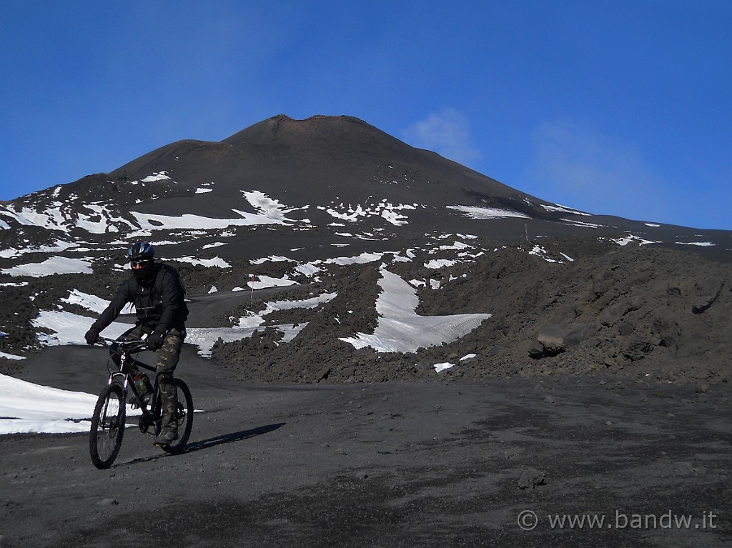 DSCN2969.JPG - La discesa scorre piacevolmente e stavolta, a differenza dell’estate, non c’è l’abbondante polvere alzata dai pulmini della Funivia dell’Etna e dal vento, ed il terreno comunque è abbastanza compatto in questo tratto più in alto, anche perché non sembra che sia stato attraversato da mezzi a motore da un bel po’ di tempo. Lungo il tragitto trovo altri turisti e mi faccio immortalare “beatamente”