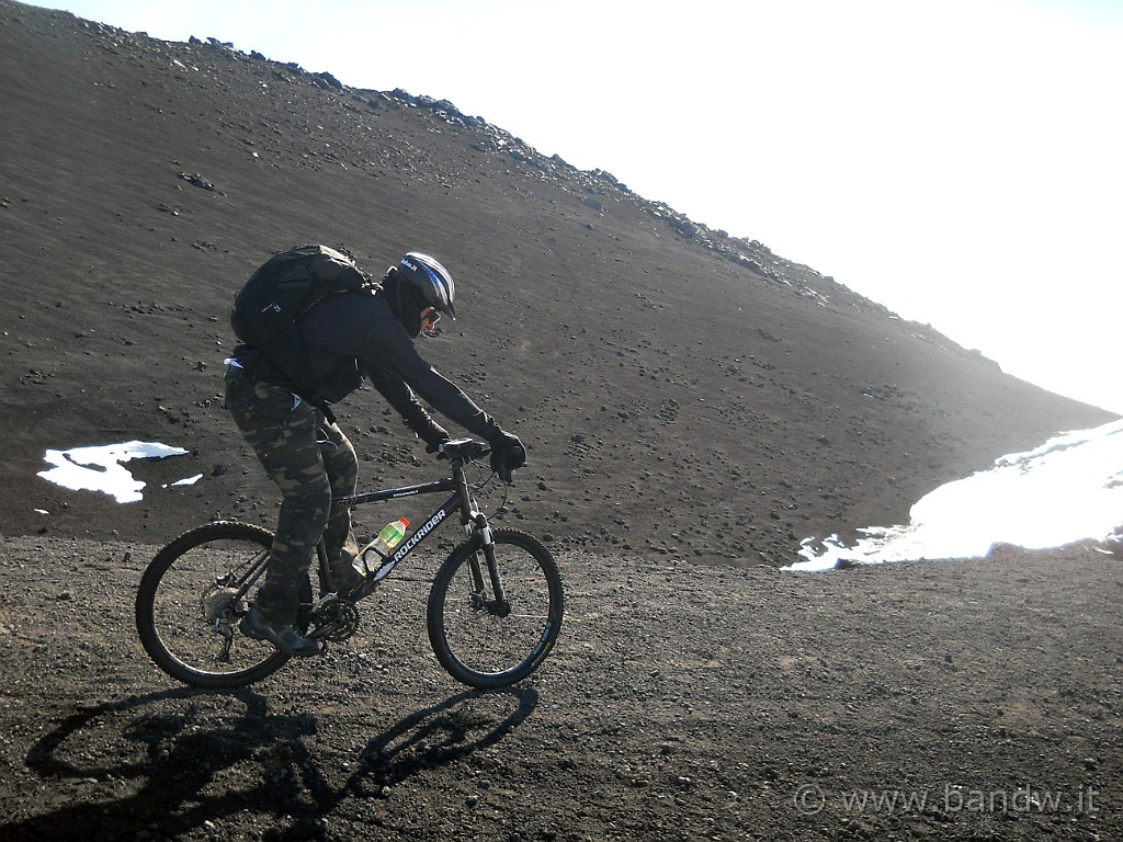 DSCN2970.JPG - La discesa scorre piacevolmente e stavolta, a differenza dell’estate, non c’è l’abbondante polvere alzata dai pulmini della Funivia dell’Etna e dal vento, ed il terreno comunque è abbastanza compatto in questo tratto più in alto, anche perché non sembra che sia stato attraversato da mezzi a motore da un bel po’ di tempo. Lungo il tragitto trovo altri turisti e mi faccio immortalare “beatamente”