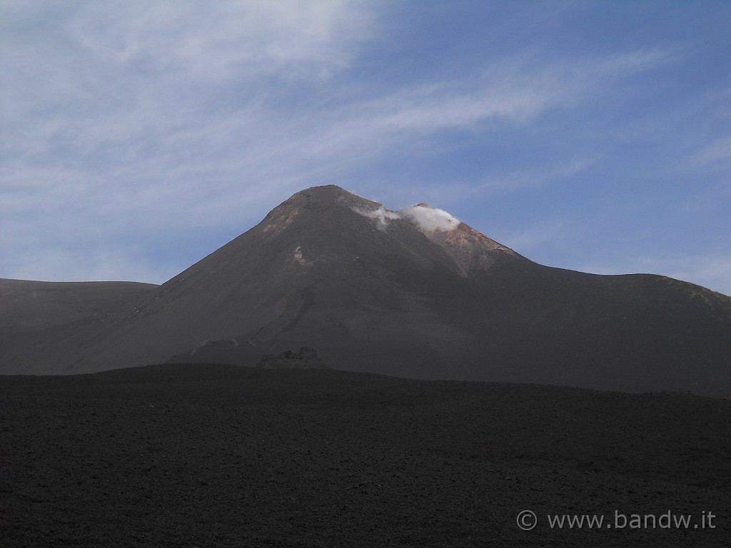 DSCN4901.JPG - Ogni tanto il vento spazza via le nubi e la polvere, ed il Pit Crater si mette in bella mostra