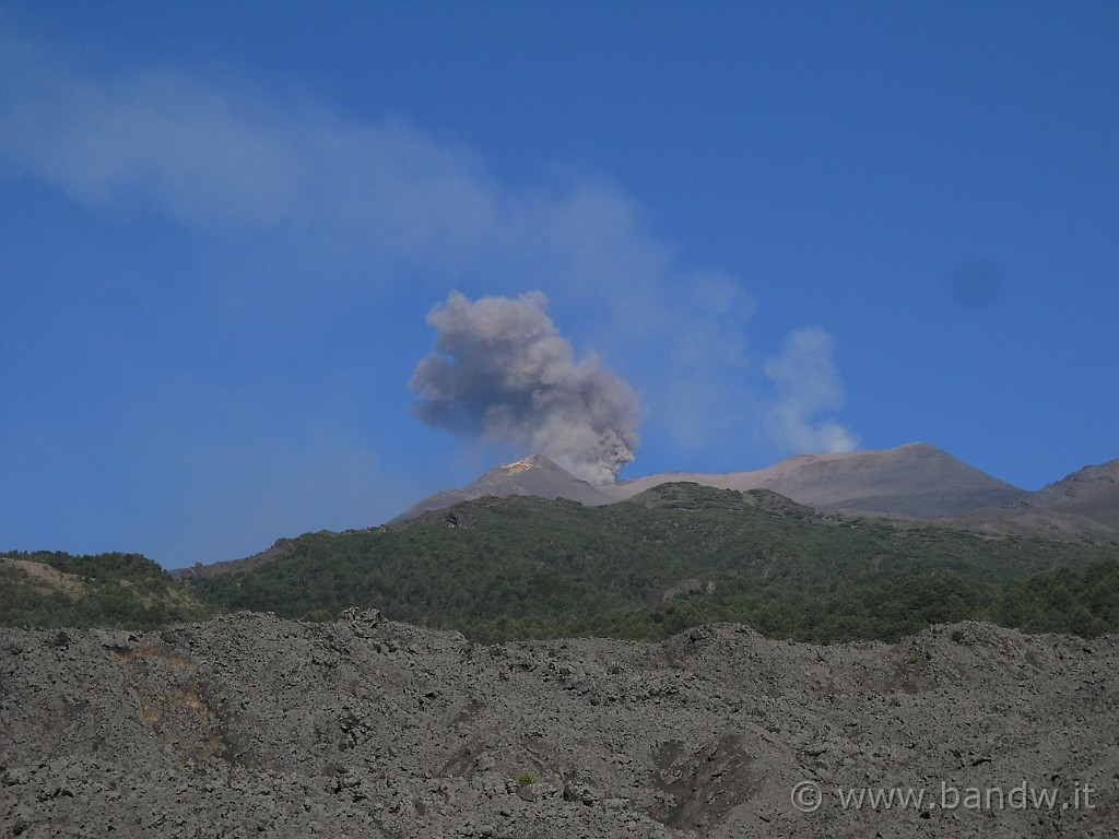 DSCN5445.JPG - Sono ancora in auto e l'Etna mi dà il benvenuto regalandomi questa esplosione di cenere vulcanica