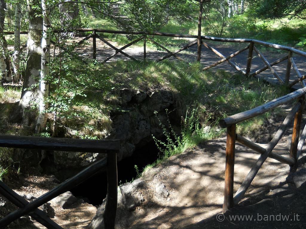 DSCN5458.JPG - L'ingresso di una delle Grotte