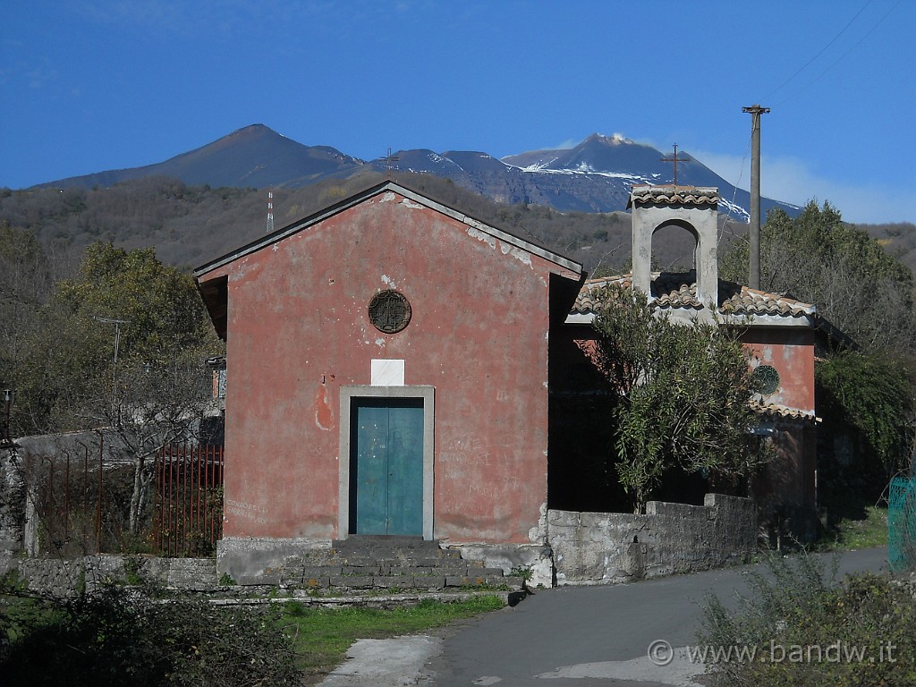 DSCN8777.JPG - Una piccola chiesetta lungo il tragitto che mi porterà in contrada Cassone