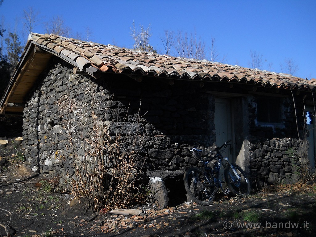 DSCN8792.JPG - Pausa presso una casa della Forestale