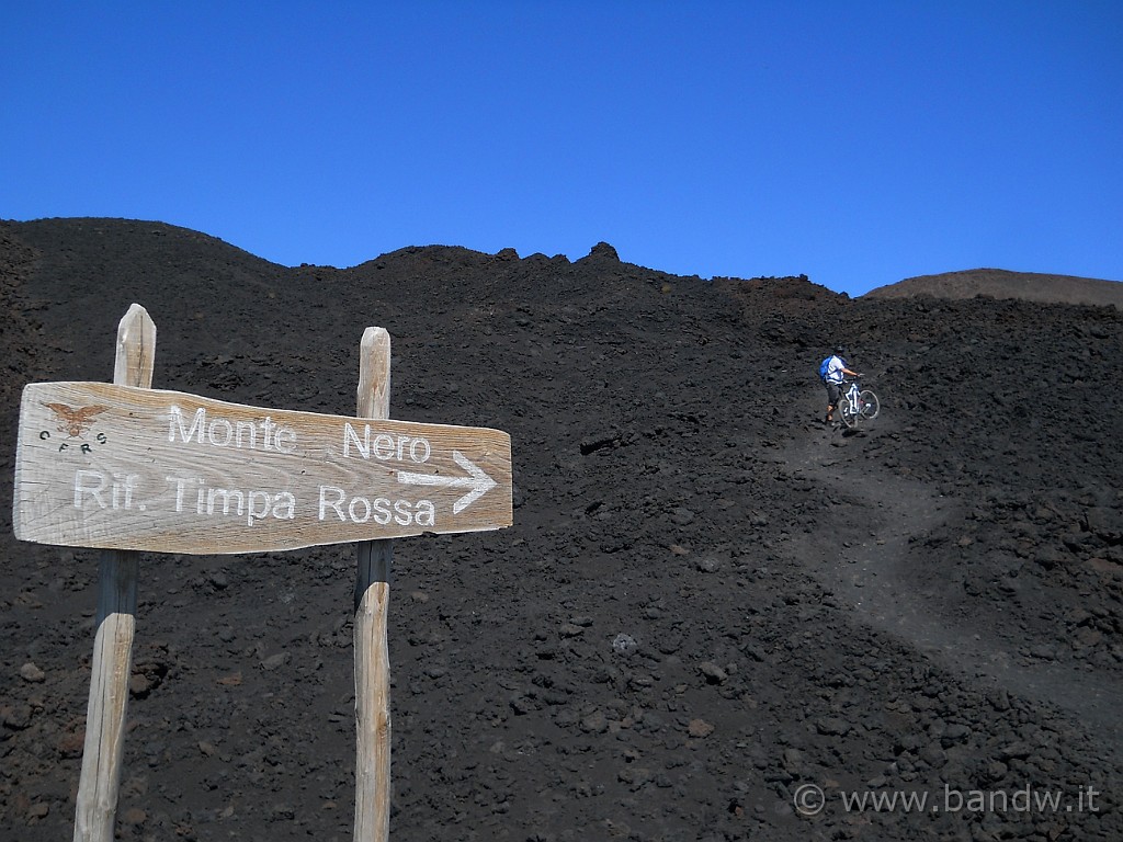 DSCN5967.JPG - Imbocchiamo il sentiero verso il Rif. Timparossa, passando da sopra Monte Nero