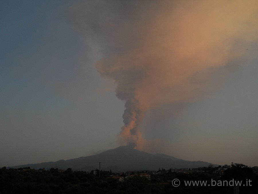 DSCN6501.JPG - Appena esco di casa, rimango estasiato dalla visione dell'Etna durante il suo 12° parossismo, ma non ho calcolato però "l'imprevisto"