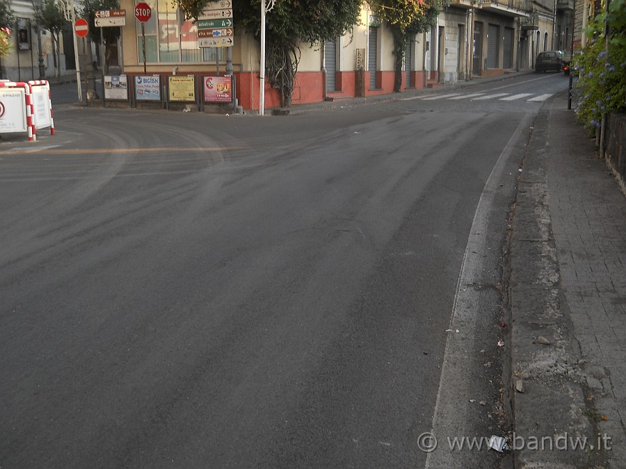 DSCN6503.JPG - All'ingresso di Zafferana c'è già un sottile strato di cenere vulcanica sulla strada che rende difficile e pericolosissima la guida delle 2 ruote