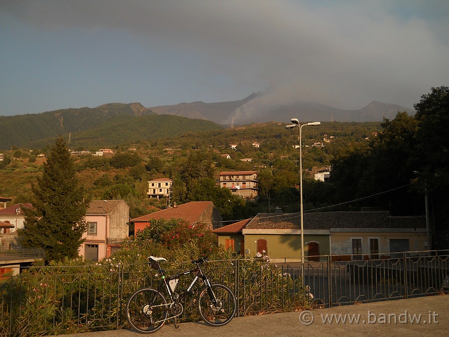 DSCN6505.JPG - Oltrepasso Zafferana Etnea  e capisco che non posso più ritornare dallo stesso tratto di percorso