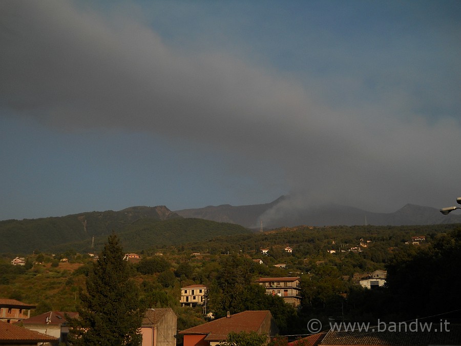 DSCN6507.JPG - Fortunatamente nessun pericolo per il centro abitato, l'Etna sta sfogando la sua ira dentro la Valle del Bove