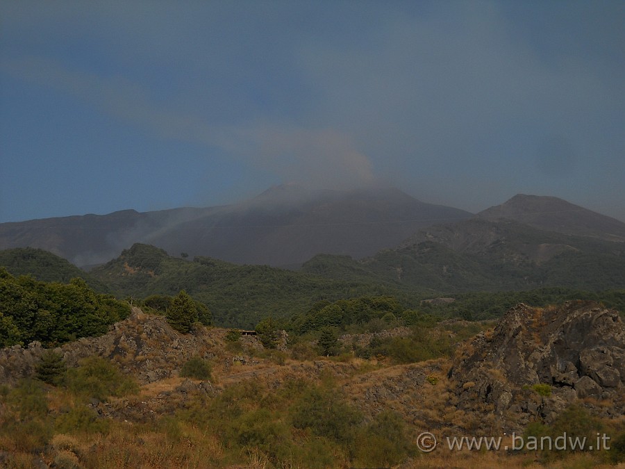 DSCN6508.JPG - Arrivo a Fornazzo, l'Etna sta placando il suo fenomeno parossistico ma devo cambiare l'itinerario previsto, non posso più salire a Piano Provenzana da Linguaglossa perchè al ritorno, visto come sta tirando il vento, mi troverei dentro la nuvola di cenere vulcanica con grossa pericolo per la guida, quindi dopo Linguaglossa, dirigo per Fornazzo