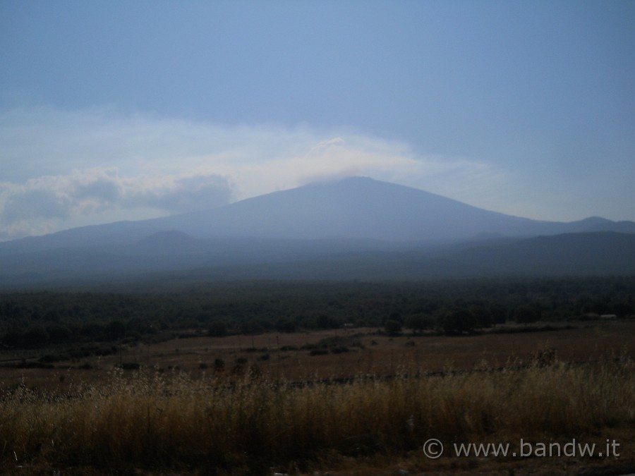 DSCN6509.JPG - Nei pressi di Maletto osservo l'Etna che ha ormai finito la sua attività parossistica