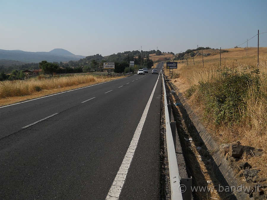 DSCN6510.JPG - La lunga lingua di asfalto della SP 284 che scorre tangente all'Etna e che tocca i paesini di Adrano, Bronte, Biancavilla e Paternò