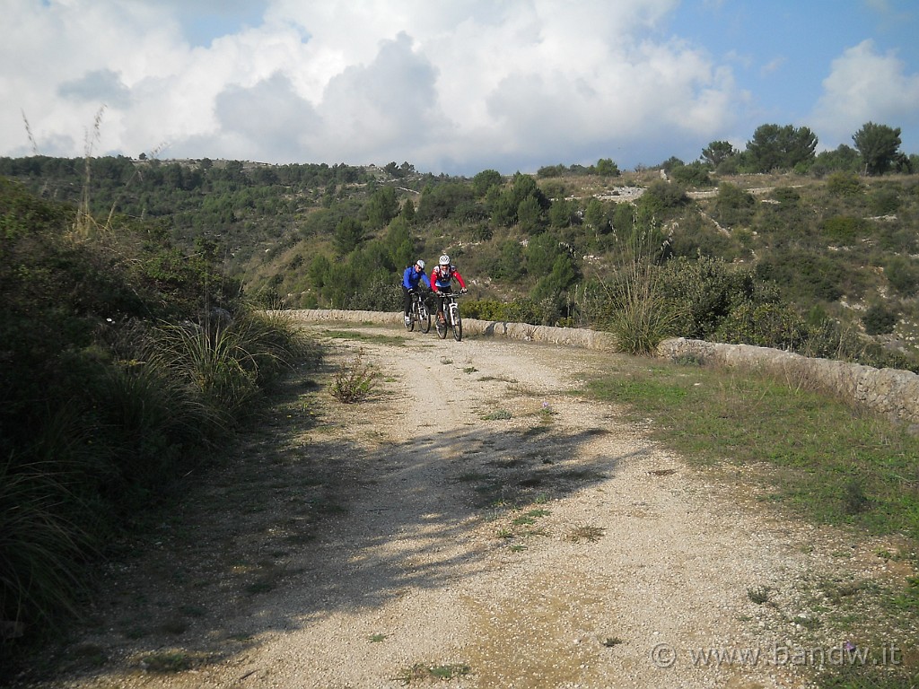 DSCN8661.JPG - Qui pedaliamo con altri amici incontrati qualche km prima in località Testa dell'Acqua