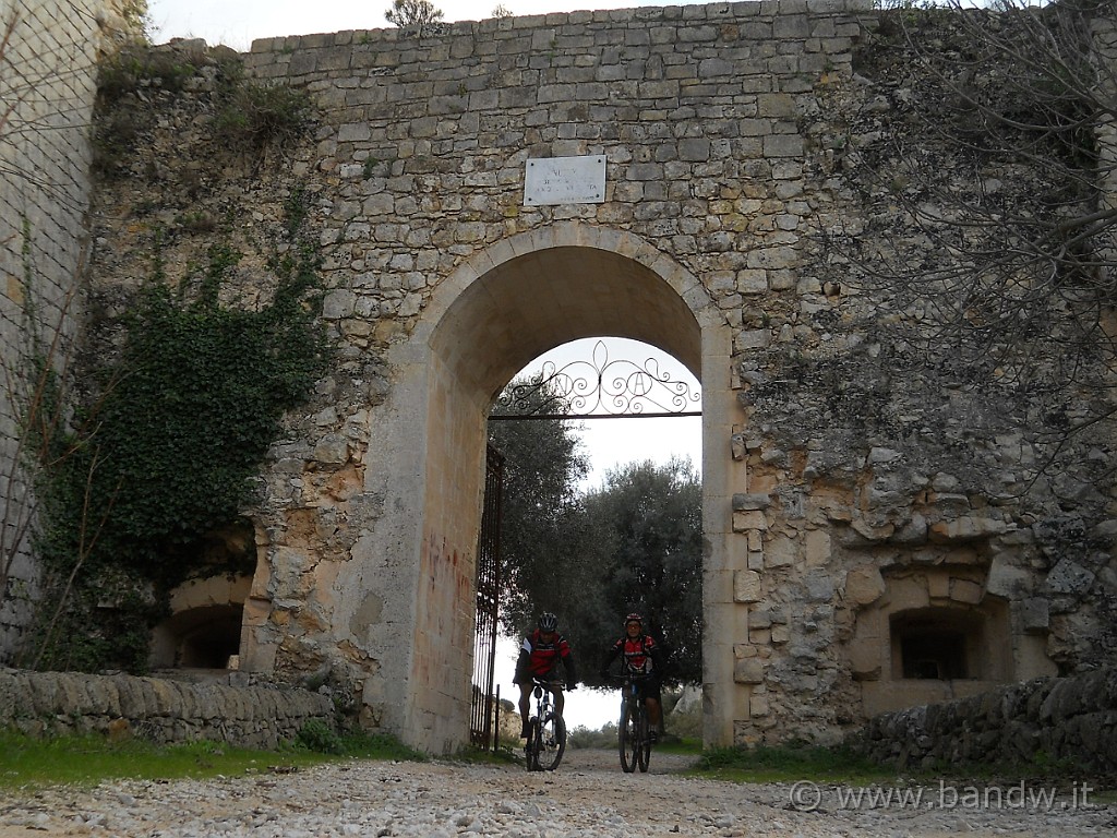 DSCN8681.JPG - La porta di Noto Antica